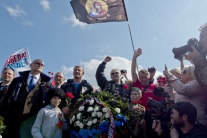 Ruskí motorkári kládli vence na Slavíne 
