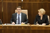 Na snímke predseda NRSR Pavol Paška (Smer-SD) a podpredsedníčka NR SR Jana Laššáková (Smer-SD).