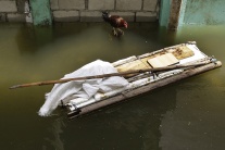 Záplavy na Filipínach po tajfúne Saola