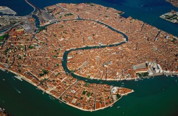 Benátky zakážu veľkým lodiam vstup do historického centra