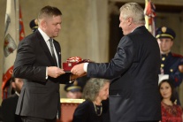 Premiér R.Fico si v Prahe prevzal Rad Bieleho leva