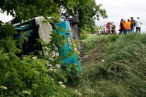 Zrážka autobusu a auta v okrese Michalovce
