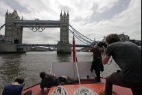 Olympijské kruhy zdobia Tower Bridge