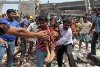 Zrútenie osemposchodovej budovy v Bangladéši 
