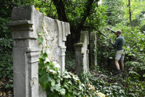 Dobrovoľníci čiastočne obnovili židovský cintorín 