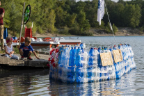 Loď z použitých plastových fliaš