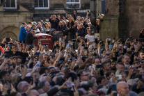Ľudia prišli do katedrály v Edinburgu prejaviť úct