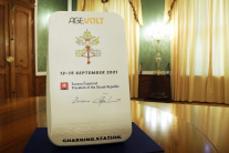 Prezidentka darovala pápežovi symbolické i praktic