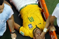 Neymar má zlomený stavec