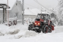 Situáciu na cestách komplikuje sneh i popadané str