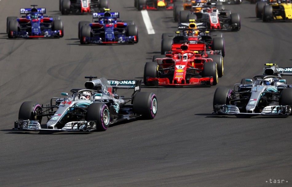 Brit Lewis Hamilton na Mercedese vedie po štarte Veľkej ceny Maďarska, dvanástych pretekov seriálu F1 na okruhu Hungaroring v nedeľu 29. júla 2018. Foto: TASR/AP