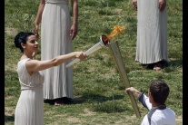 Zapálenie olympijského ohňa v gréckej Olympii