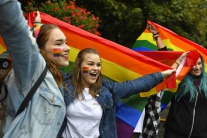 Ľudia v Bratislave pochodujú za  práva LGBTI komun