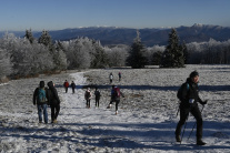 Zimný výstup turistov na vrch Strážov 