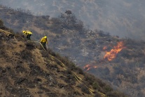 Na juhu Kalifornie vyčíňa požiar