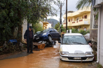 Záplavy na Kréte zmietli autá do mora