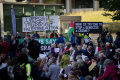 Pred ambasádou USA v Londýne protestujú za Palestine Action