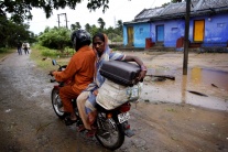 Cyklón vo veľkosti Francúzska sa rúti na Indiu