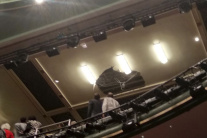 Diera v strope divadla Piccadilly