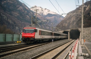 Stavebný počin storočia: Gotthardským tunelom prešiel prvý osobný vlak