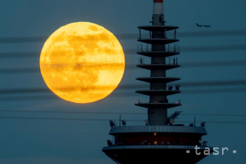 Mesiac vychádza za televíznou vežou vo Frankfurte v Nemecku, utorok 23. apríla 2024.