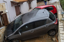 Záplavy na Kréte zmietli autá do mora