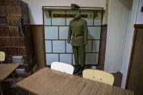 Stôl v bývalej vojenskej budove, dnešnom múzeu v r